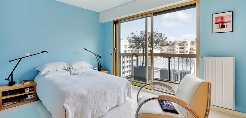 Petite chambre peinture aux couleurs claires pour agrandir l'espace