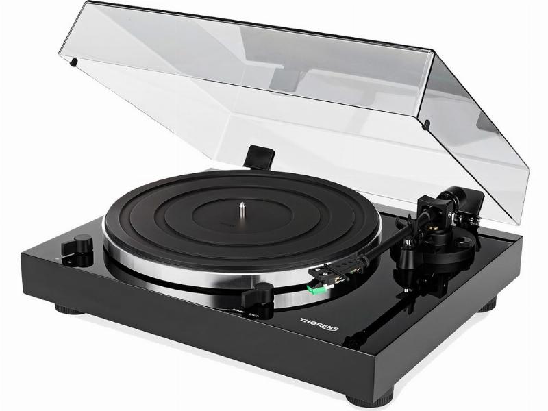 Annonces de vinyles de musique classique, vue rapprochée de disques et d'une platine vinyle