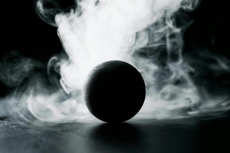 Œuvre d'art contemporain explorant la philosophie et la sagesse