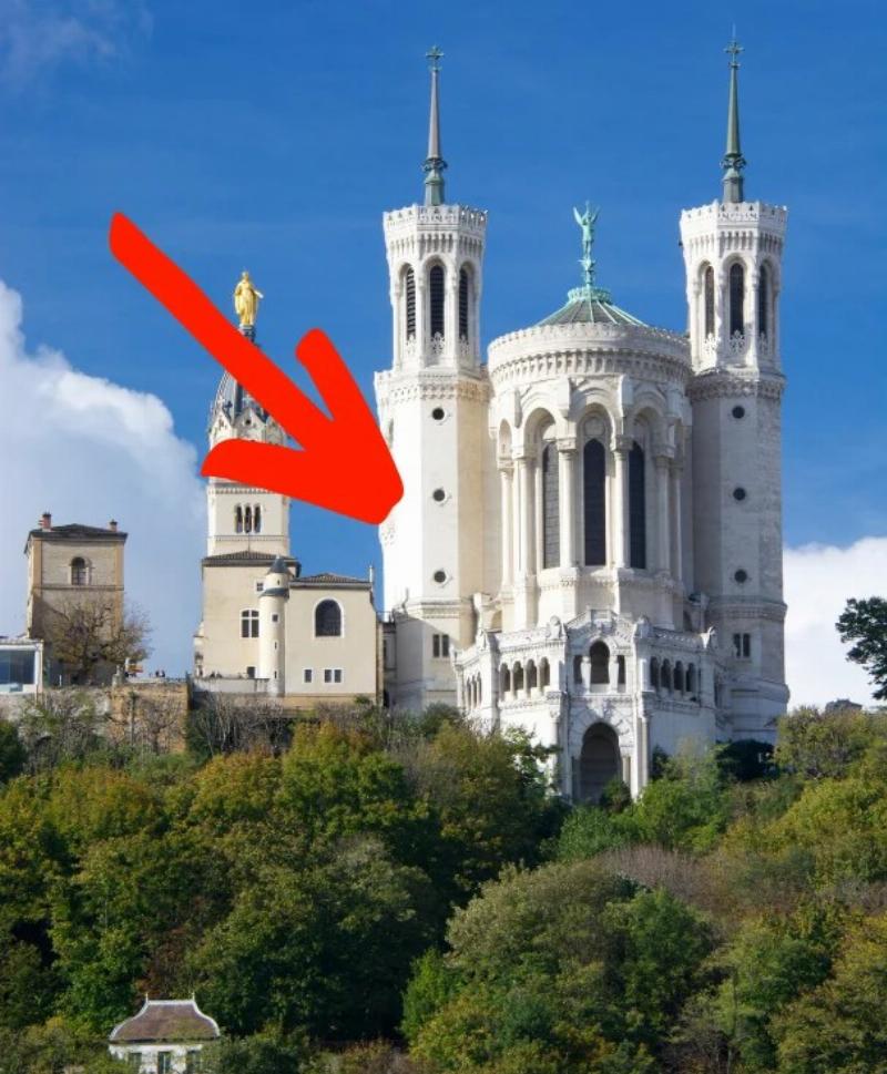 Photo architecture moderne du quartier de la Confluence à Lyon la nuit, bâtiments colorés, reflets sur l'eau, ambiance urbaine