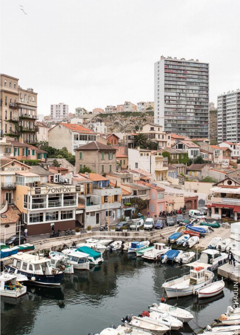 Photo architecture moderne du MuCEM à Marseille au coucher du soleil, structure en dentelle, lumières douces, mer Méditerranée