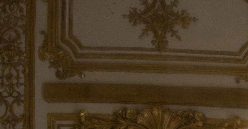 Intérieur d'une salle de piano architecture avec boiseries