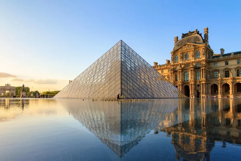Architecture et piano dans une salle de concert parisienne élégante