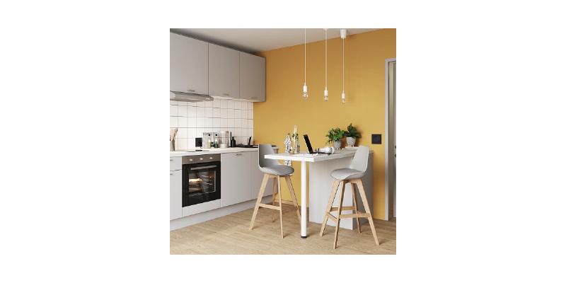 Une cuisine ou salle de bain moderne avec des boiseries peintes en glycéro blanc brillant, résistante à l'humidité.