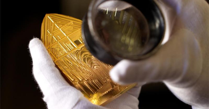 Pièce commémorative Notre-Dame de Paris en or et argent, symbole de patrimoine historique et artistique