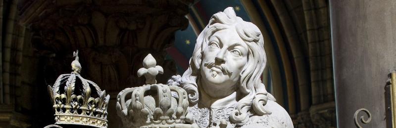 Détail du visage de la Vierge de la Pietà de Notre-Dame, sculpture en marbre de Coustou