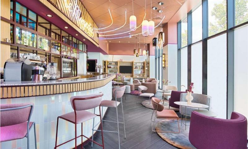 Terrasse animée d'un restaurant abordable sur la Place de Jaude, Clermont-Ferrand, sous le soleil auvergnat