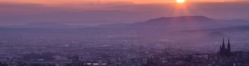 Vue panoramique de la Place de la Victoire avec la Cathédrale Notre-Dame-de-l'Assomption et des terrasses de restaurants animées, parfait pour un restaurant Clermont-Ferrand de qualité.