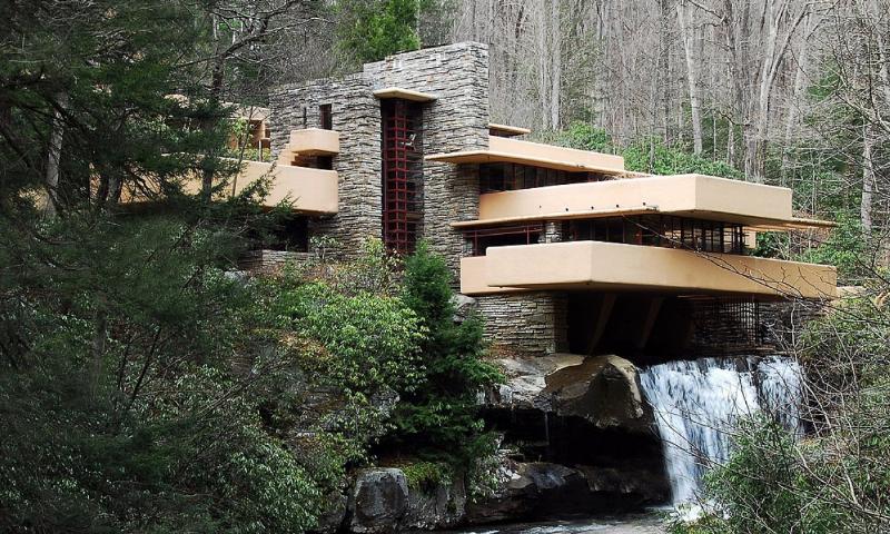 Plan d'architecture moderne français avec un design minimaliste et des matériaux naturels, intégré dans son environnement