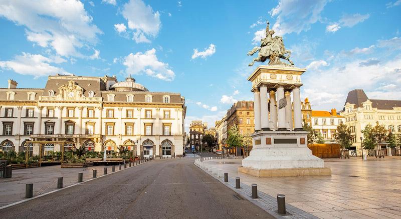 Une sélection de plats typiques de l'Auvergne servis dans un restaurant élégant de Clermont, incluant la truffade et le pounti