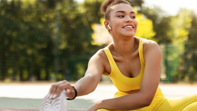 Smartphone avec une playlist de musique pop française ouverte, idéal pour la concentration et le travail