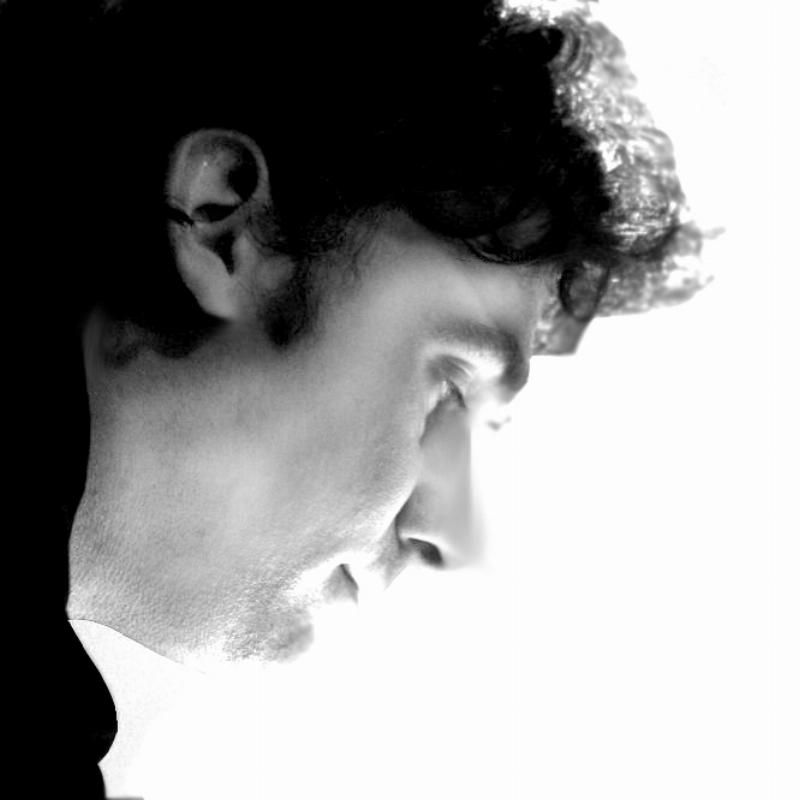 Une illustration stylisée représentant une interface de lecteur MP3 ou de plateforme de streaming, avec des icônes de notes de musique, de cœur, et un visuel évoquant le saxophone, sur un fond doux et romantique.