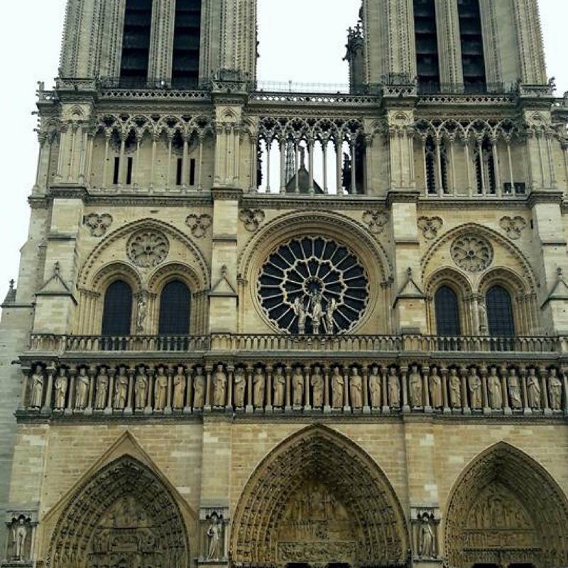 La plaque du Point Zéro des Routes de France sur notre-dame de paris parvis notre dame place jean-paul ii paris, une rose des vents en bronze.