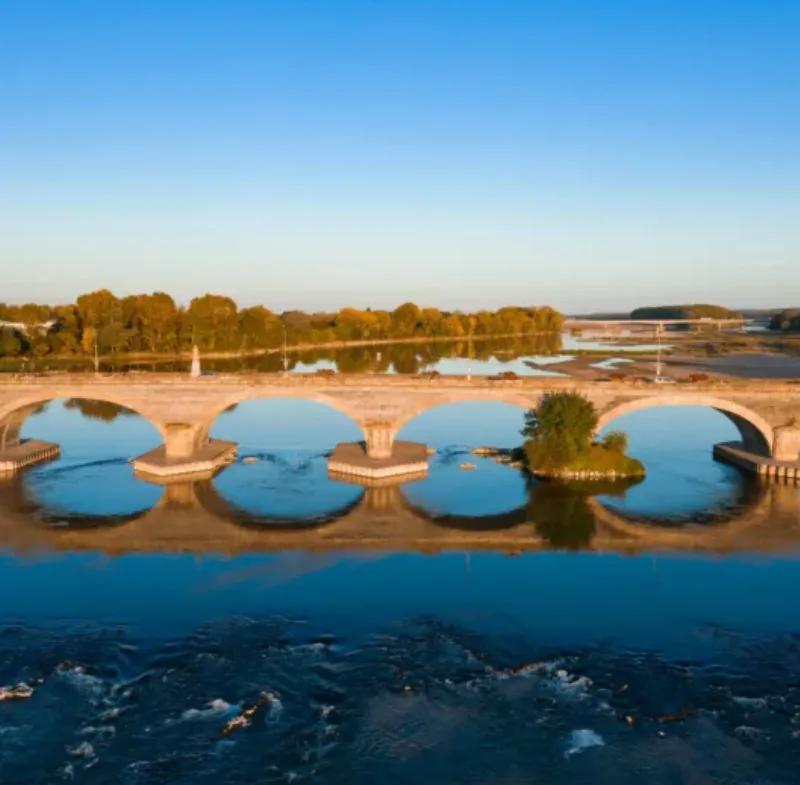 Pont moderne face château vallée de la Loire