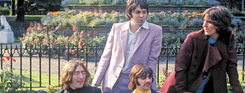 Un collage vibrant illustrant la pop culture musicale avec des icônes comme des vinyles, des casques audio, des symboles de streaming et des lumières de scène, reflétant son omniprésence.