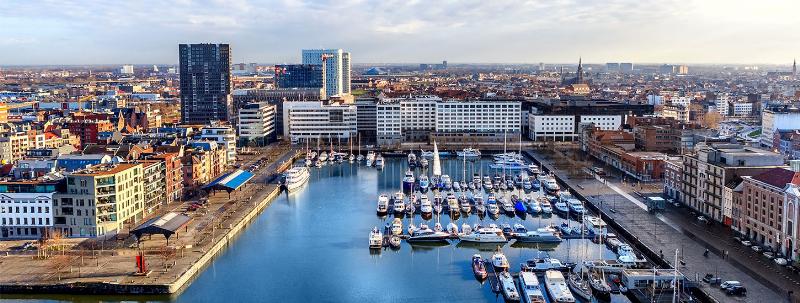 Le Port House, œuvre de Zaha Hadid, symbolisant la modern architecture antwerp avec ses formes audacieuses et son integration unique.