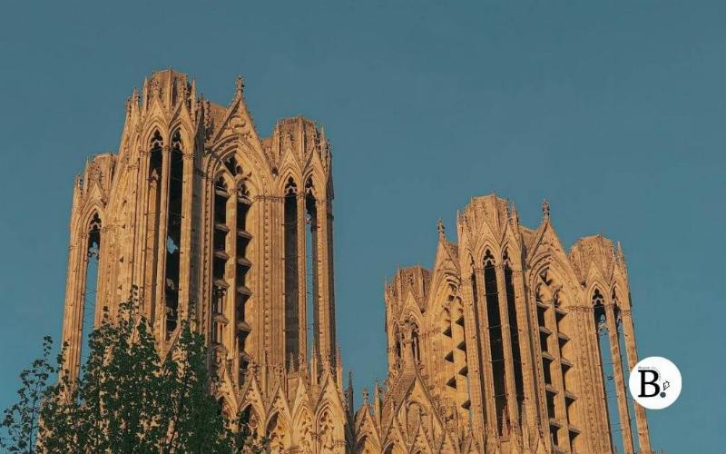 Vue historique ou contemporaine du portail de la Vierge Notre-Dame de Paris, avec des échafaudages, symbolisant sa restauration et sa résilience après les épreuves du temps