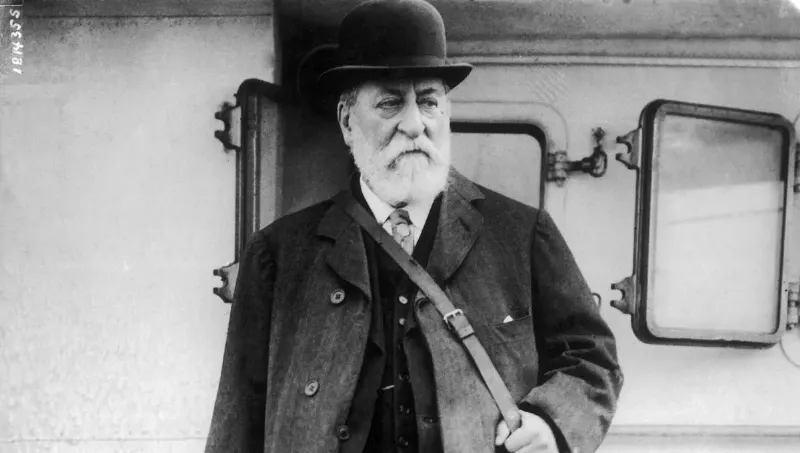 Portrait clair de Claude Debussy, compositeur majeur pour la musique classique pour se réveiller en France