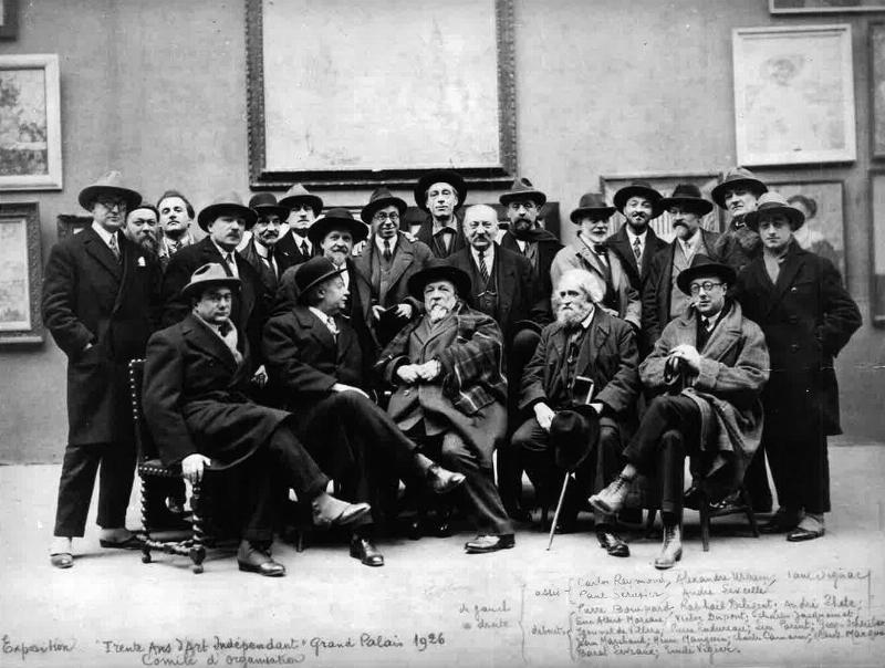 Artistes post-impressionnistes exposant leurs œuvres dans un salon d'art parisien de la fin du XIXe siècle.