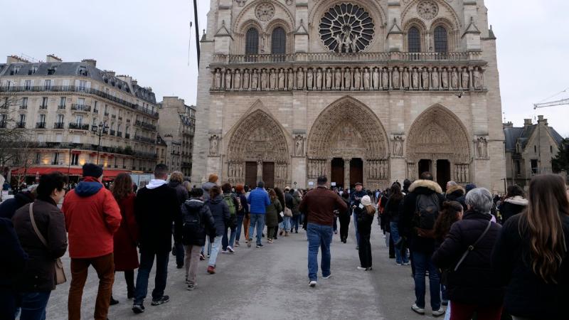 La toute première messe dans l'ambiance médiévale de Notre-Dame de Paris, avec fidèles et clergé
