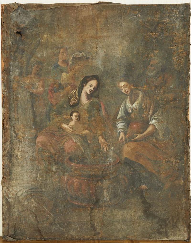 Femme préparant une baignoire ancienne pour la peinture sur baignoire avec soin.