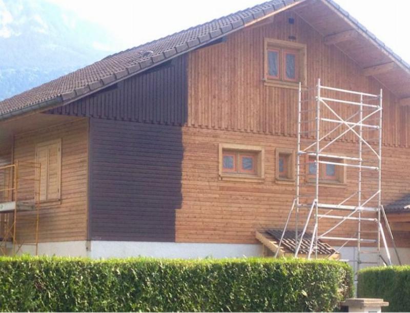 Préparation méticuleuse d'un garde-corps extérieur avant peinture, nettoyage et ponçage