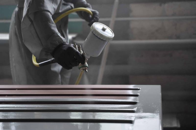 Préparation méticuleuse des jantes en aluminium pour une application de peinture parfaite et durable
