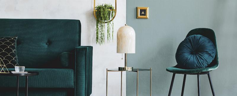 Préparation méticuleuse d'un mur extérieur avant l'application de peinture acrylique pour une adhérence et une durabilité maximales.