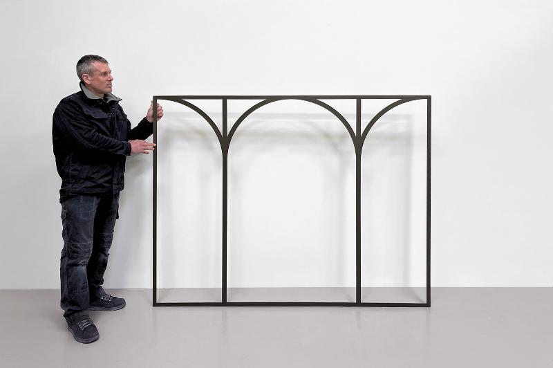 Un artisan français prepare meticuleusement une surface avant de peindre pour un resultat optimal