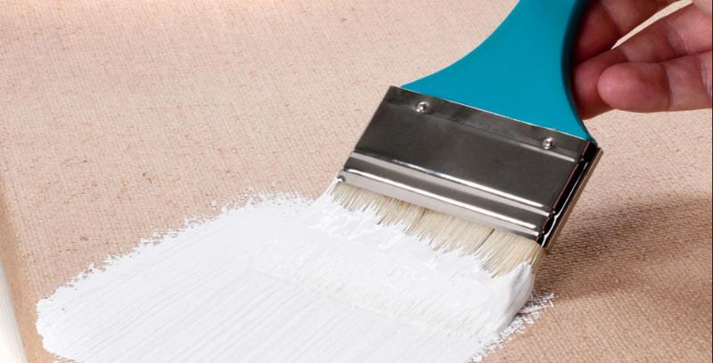 Préparation de toile avec gesso, artiste français, techniques d'apprêt peinture, support artisanal pour tableau