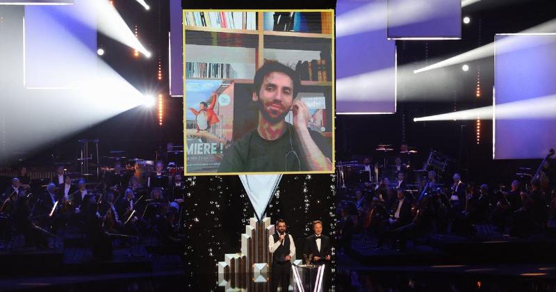 Un présentateur charismatique des Victoires de la Musique Classique avec un micro sur scène