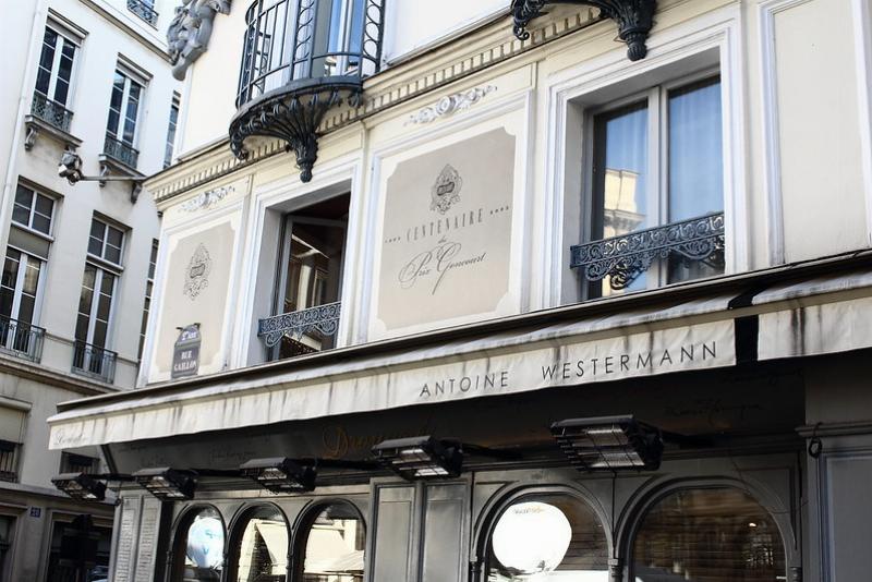 Vue historique du Prix Goncourt dans une bibliothèque avec Le Figaro, évoquant les livres primés et l'analyse du journal