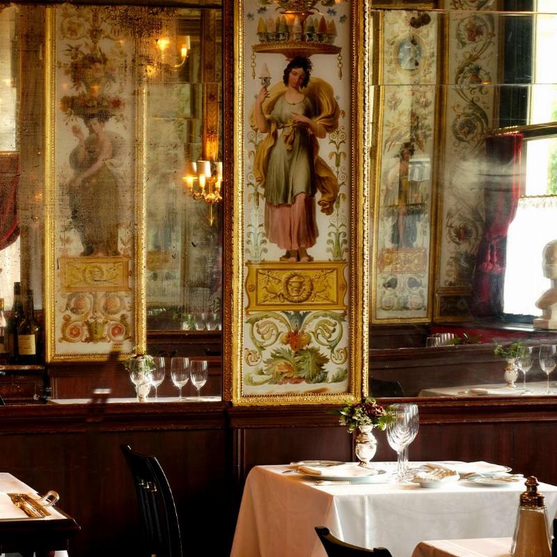 Les jurés du Prix Goncourt délibérant au restaurant Drouant à Paris avec passion