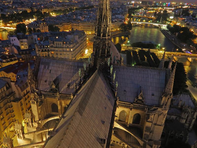 Des charpentiers français travaillant sur la charpente en bois du projet Notre Dame de Paris