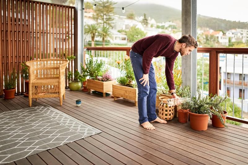 Protection d'une terrasse en bois extérieur contre le soleil et les intempéries