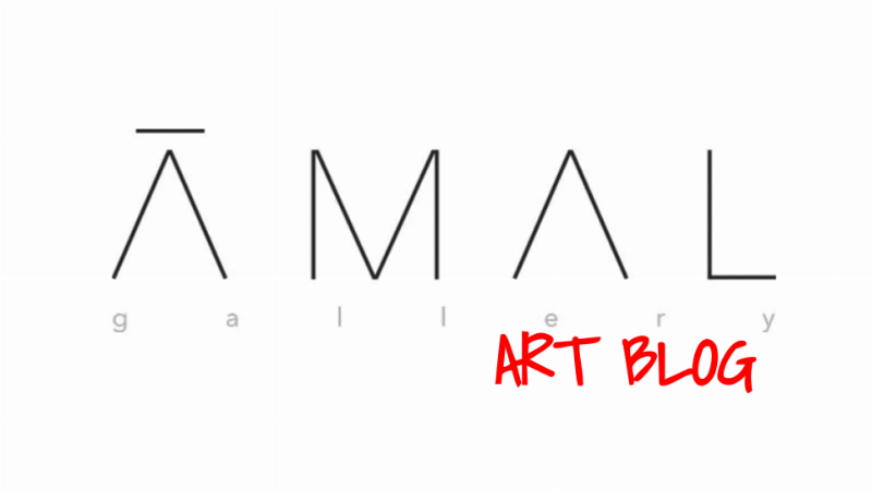 Public admirant des sculptures contemporaines, inspiré par la tradition classique