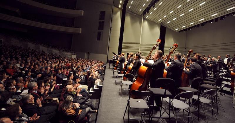 Public enthousiaste applaudissant après un spectacle de musique classique à Nantes