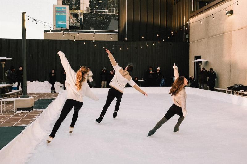 Public captivé par une performance de musique ballet contemporain, lumière tamisée