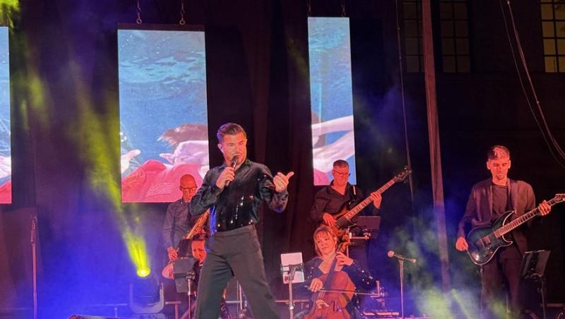 Public captivé par une chanson sur la musique lors d'un concert français