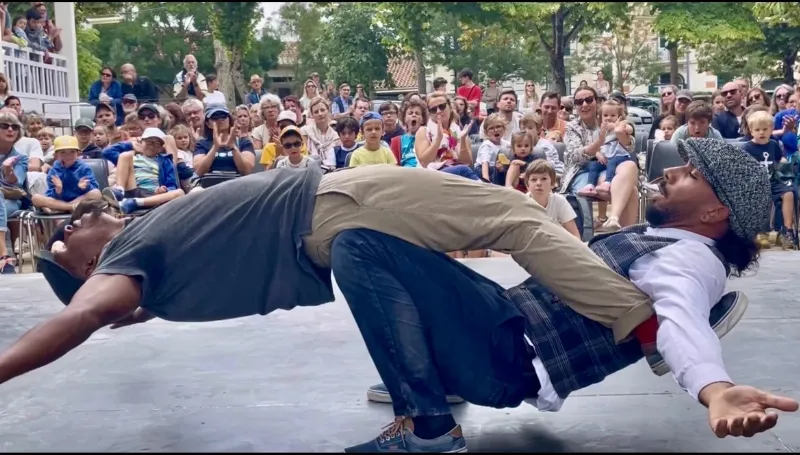 Un public diversifié et engagé lors d'un concert de musique française contemporaine, captivé par l'ambiance