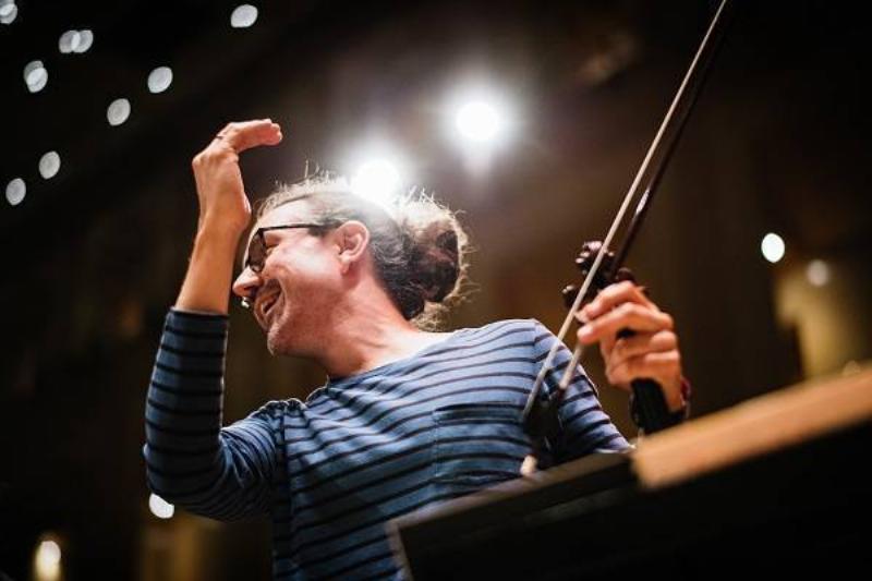 Public attentif lors d'un concert de musique classique en France, passion pour le piano