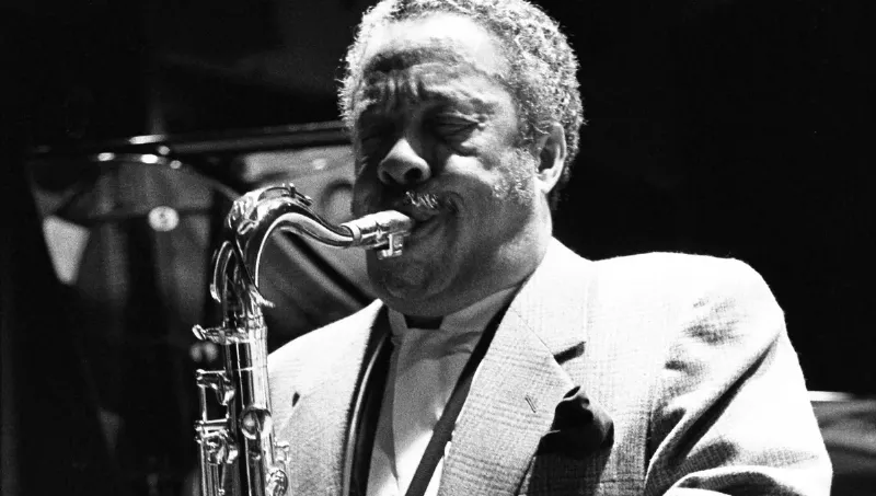 Public enthousiaste appréciant les plus belles chansons en concert