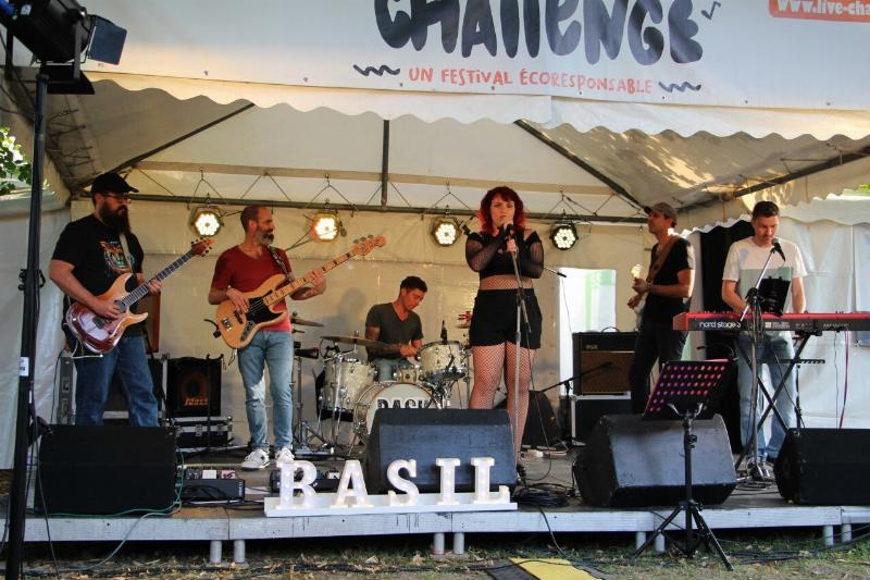 Public enthousiaste lors d'un concert de musique pop rock française des années 70