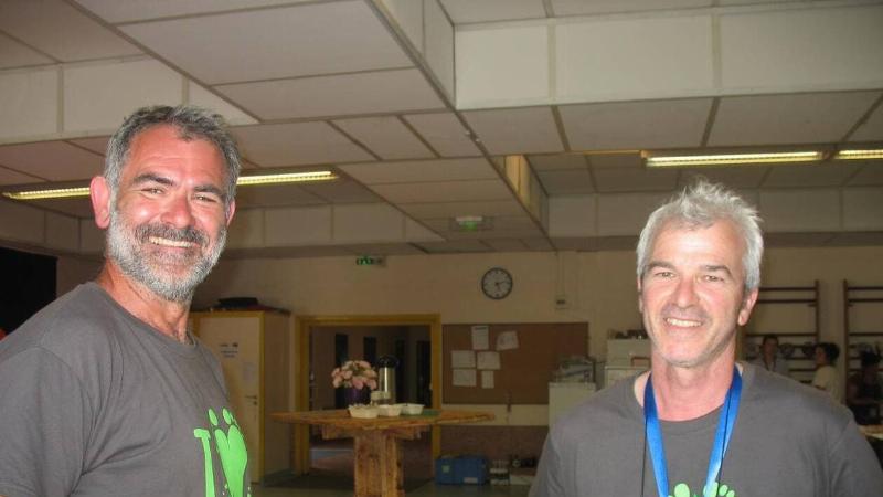 Foule enthousiaste à un festival de musique française en plein air, profitant des succès du moment