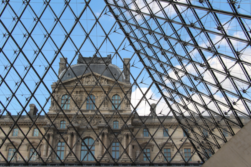 Pyramide du Louvre, icône de l'architecture moderne et patrimoine