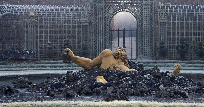 Visiter le Château de Versailles au printemps avec les jardins en fleurs