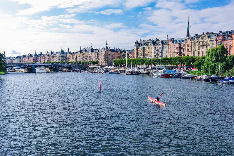 Vue aérienne d'un quartier durable de Stockholm avec architecture moderne