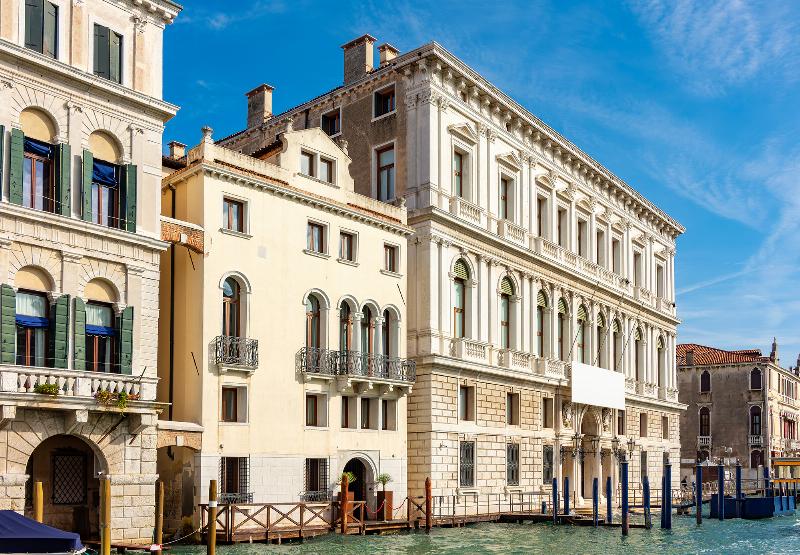 Exemple d'architecture moderne intégrée dans le quartier de la Giudecca, Venise, mélangeant ancien et nouveau.
