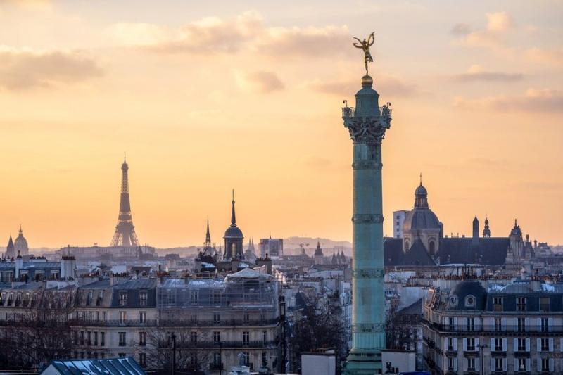 Scène de rue typique du Quartier Latin à Paris, avec un hôtel visible près de Notre-Dame