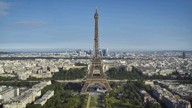 Vue panoramique sur le quartier Notre-Dame de Paris et la Seine, capturant l'essence française